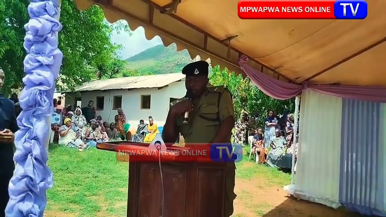 ASKARI NA RAIA WASHIDWA KUJIZUIA WAKATI WA KUUAGA MIILI YA ASKARI WALIOPIGWA  RISASI.