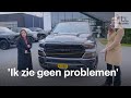 Ria rijdt in een auto van 2 meter breed