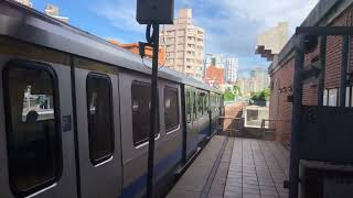 經由R淡水信義線開往象山的台北捷運C381型車號523/524軟改列車離開淡水站,本片由@ted2011贊助