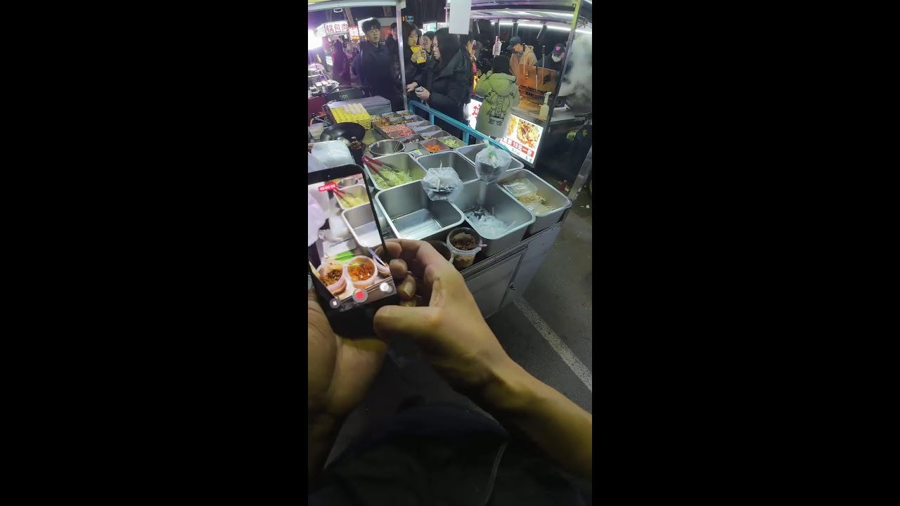 Enjoying delicious food - 纵览美食直播