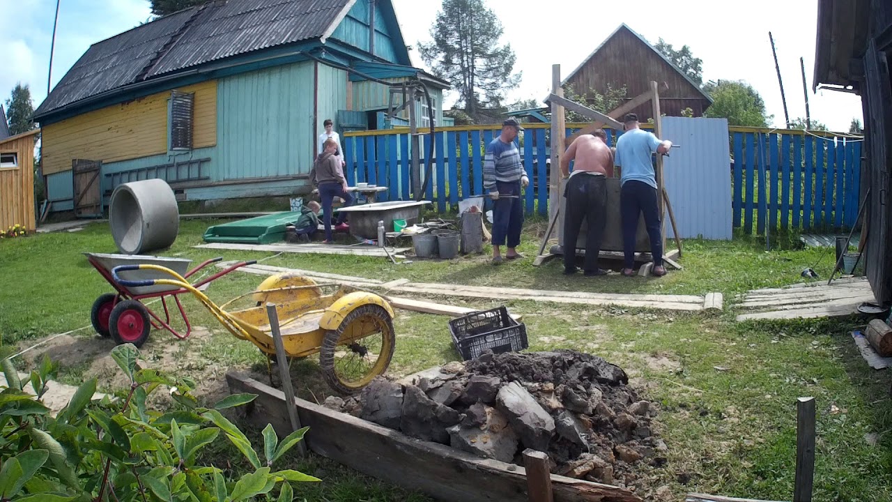 установка колец в колодец и подготовка к борьбе с плывуном - YouTube