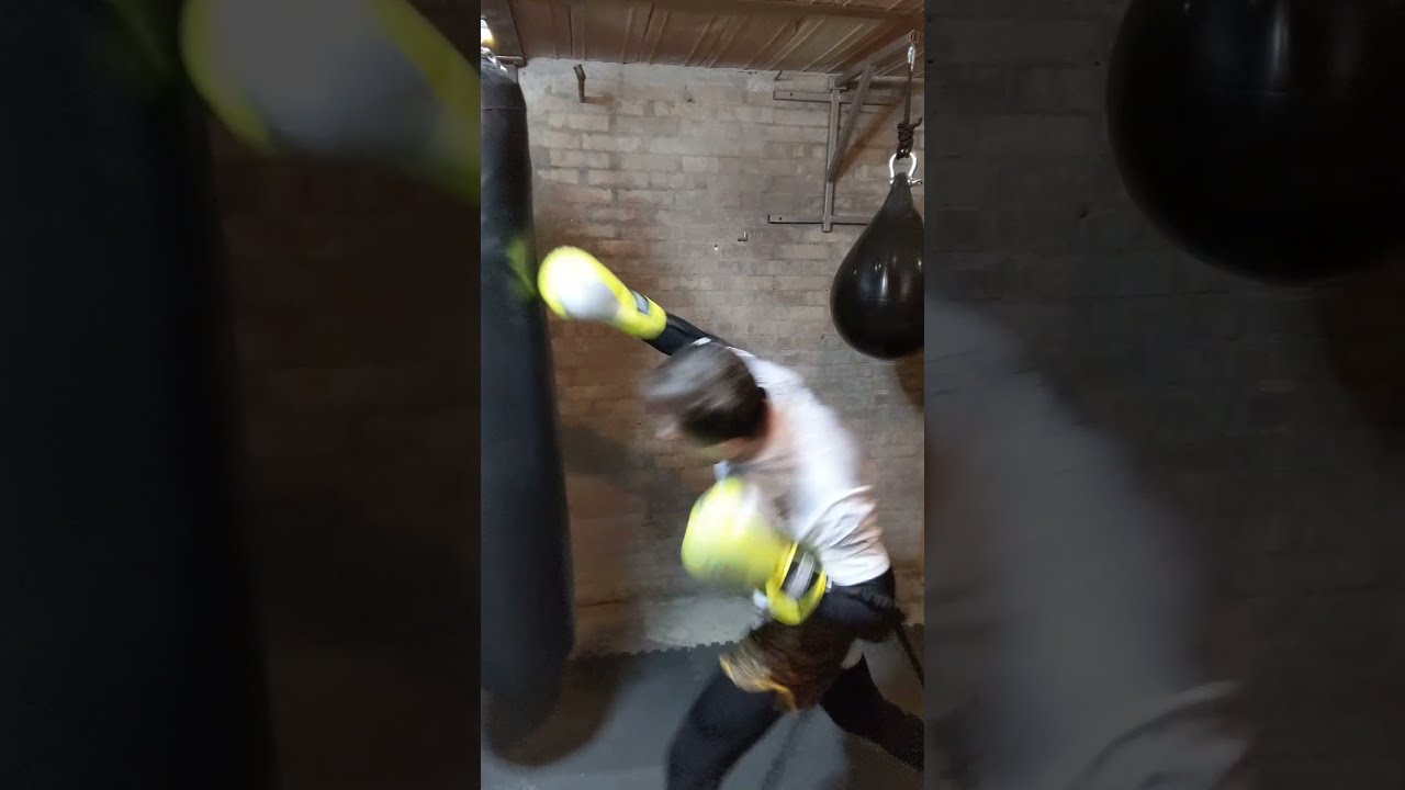 Boxe Kickboxing Muay Thai training with resistance bands @ Menke's Gym - Michele Batazzi