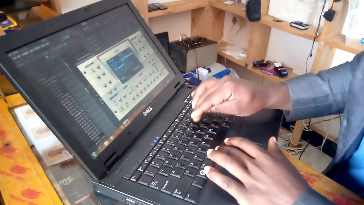 Yati Using Computer Keyboard ANGALIA JINSI NINAVYO TENGENEZA BEAT KWA KEYBOARD YA KOMPYUTA - YouTube
