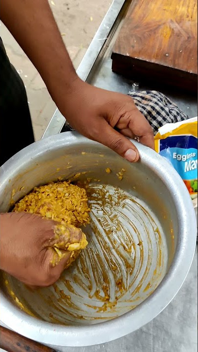 Crispy Crunchy मैगी के पकोड़े 😋 Ahmedabad Famous Street Food Maggie Gali #streetfood #shorts
