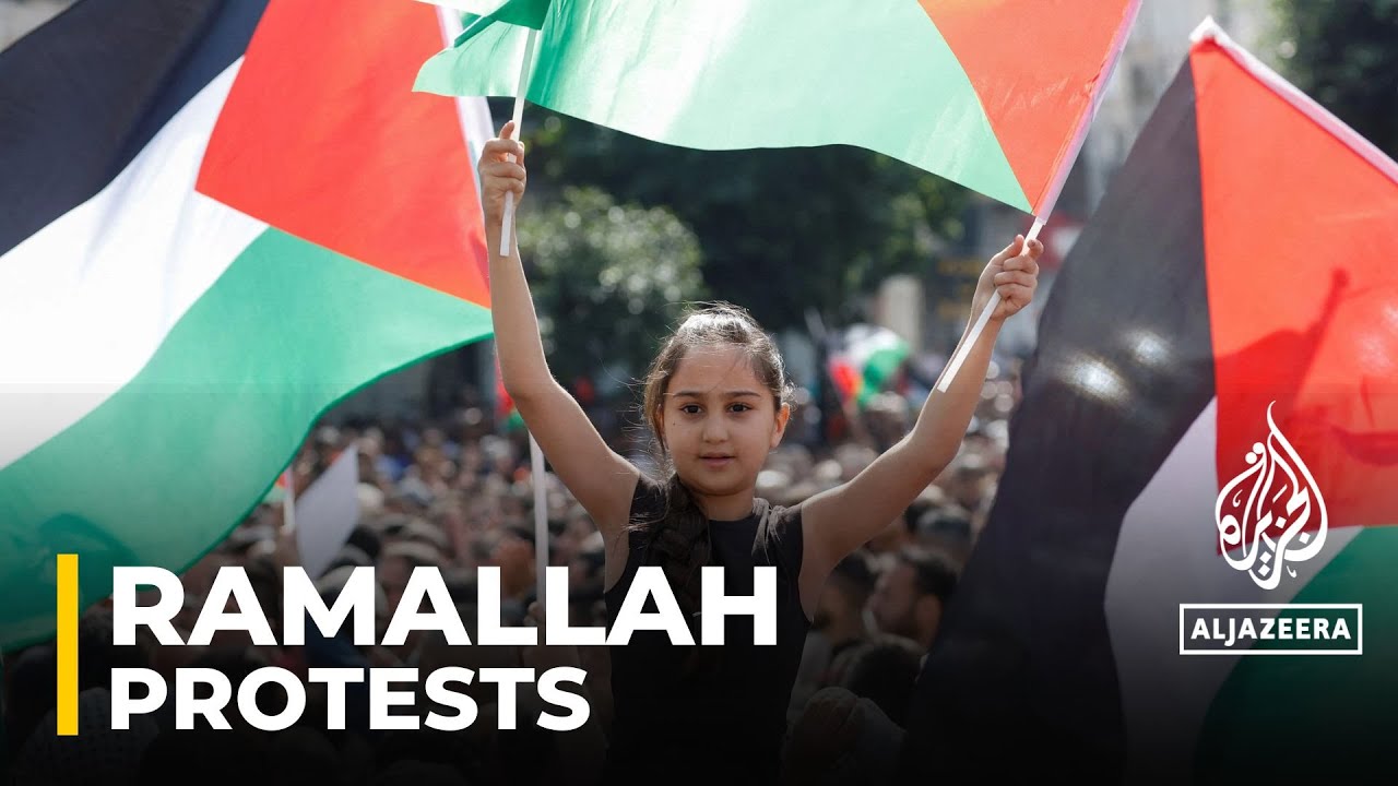 تظاهر مئات الأشخاص في رام الله تضامناً مع غزة بعد قصف إسرائيل لمستشفى في غزة