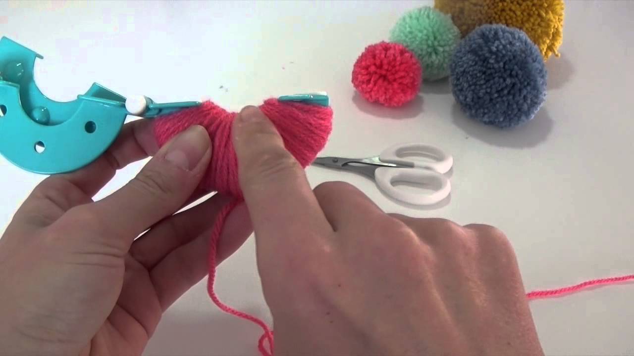 Geniet Matig sirene Pompon maken met pomponmaker: snel en makkelijk - YouTube