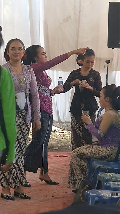 sinden cantik menunjuk