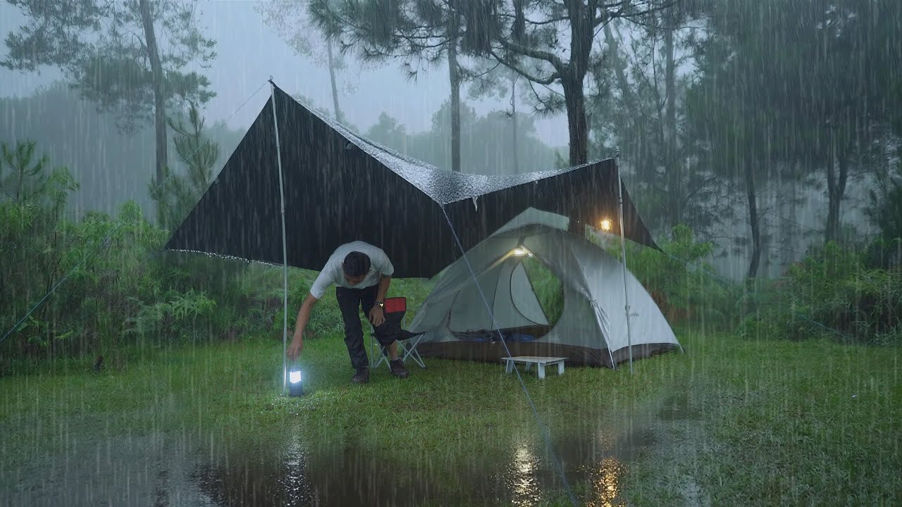 SOLO CAMPING HEAVY RAIN AND THUNDERSTORMS - RELAXING CAMPING IN THE ...