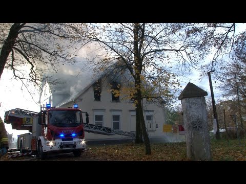 14 osób straciło dach nad głową w Cygusach. Trwa akcja gaśnicza starego dworku.