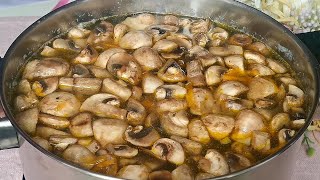 Die Champignons und Kartoffeln in Scheiben schneiden! Schnelle und deftige Pilzsuppe