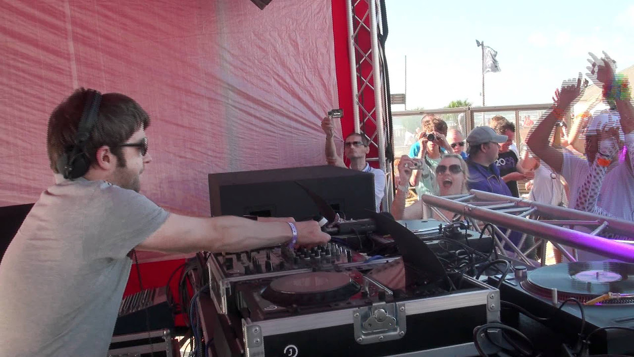 Lange Playing Back to Cali @ Luminosity Beach Festival 2011 Day 2 Part 3