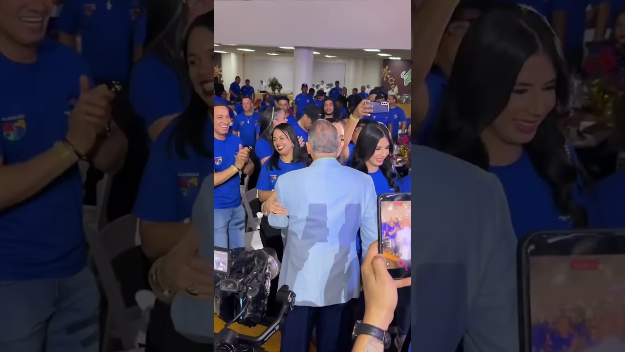 Hace su entrada el presidente Lic Juan Ramón Gómez Díaz para disfrutar juntos a sus colaboradores