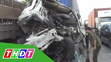 Container nát đầu sau va chạm, tài xế mắc kẹt trong cabin | THDT