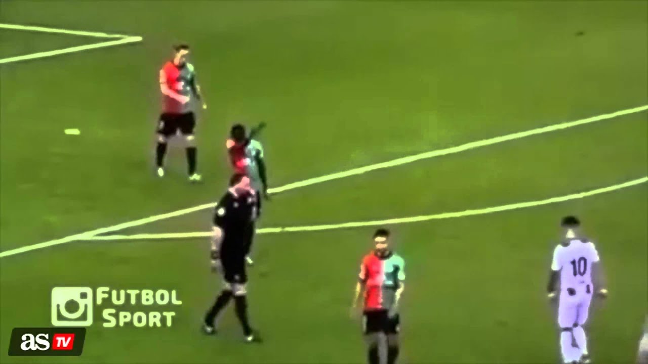 Lo que hace este árbitro con el balón te dejará sin palabras