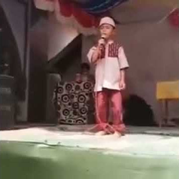 Viral saat ini anak kecil menangis membaca surat al-ikhlas di panggung