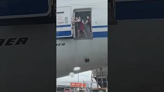 Вот почему нельзя открывать дверь самолёта!!!