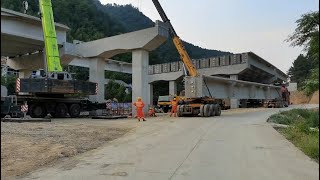 兩個大型吊機，這麼長的大件吊成這樣子是驚險Two large cranes, it is a thrill to hoist such a long and large piece like this