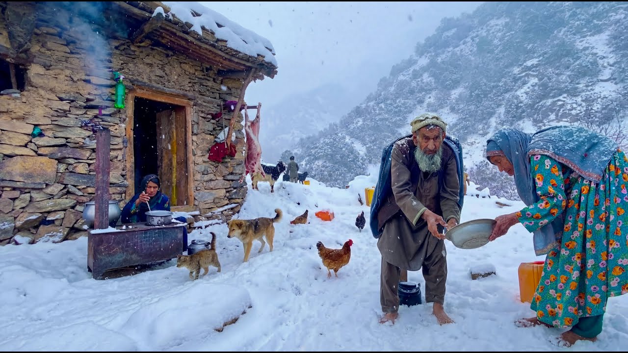 Life in the Snowy Mountains 🏔️ | Afghan Elderly Couple Baking Bread in Harsh Winter Conditions ❄️🌨️