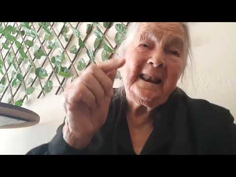 Μια 94χρονη γιαγιά απαγγέλει ερωτικές μαντινάδες!