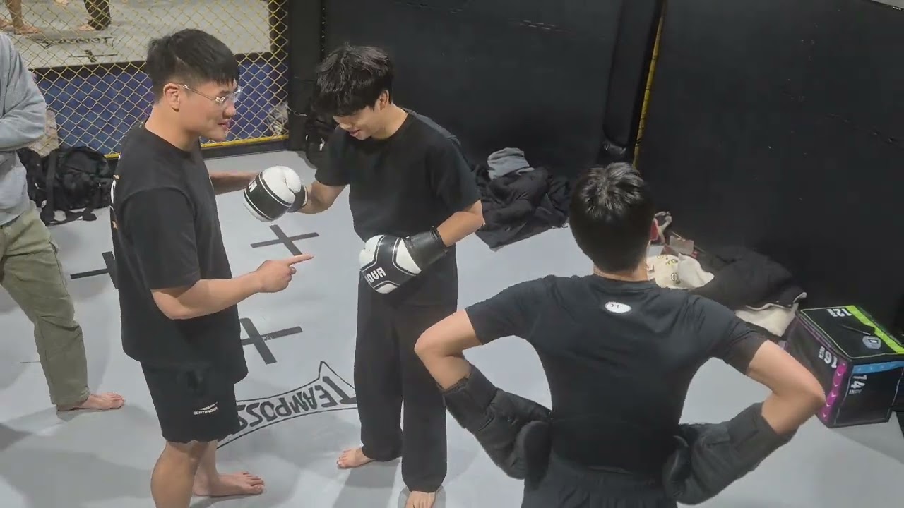 다시 붙은 막내 코치(흰 글) Vs 촉법 소년