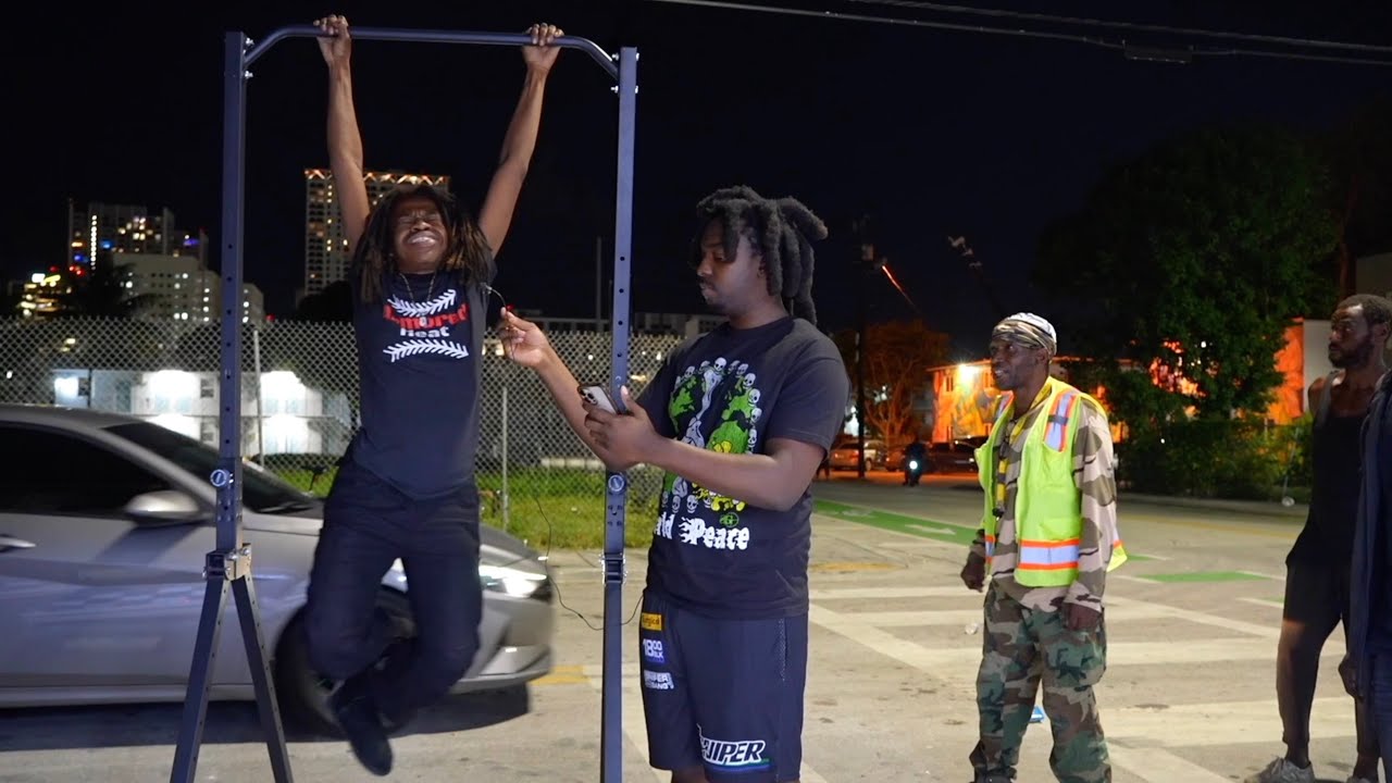 Paying Strangers in the Trenches to Hang For 100 Seconds Challenge 