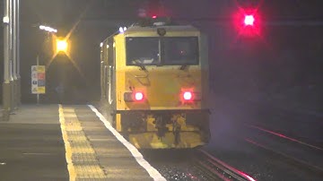 (HD) MPV DR 98968 On Track Cleaning Duties At Kensington Olympia