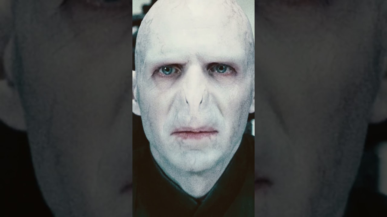 гарри поттер и воландеморт. том реддл и лорд воландеморт. первый гримм квирелл воландеморт. рэйф файнс волан. почему волан де морт так выглядит.