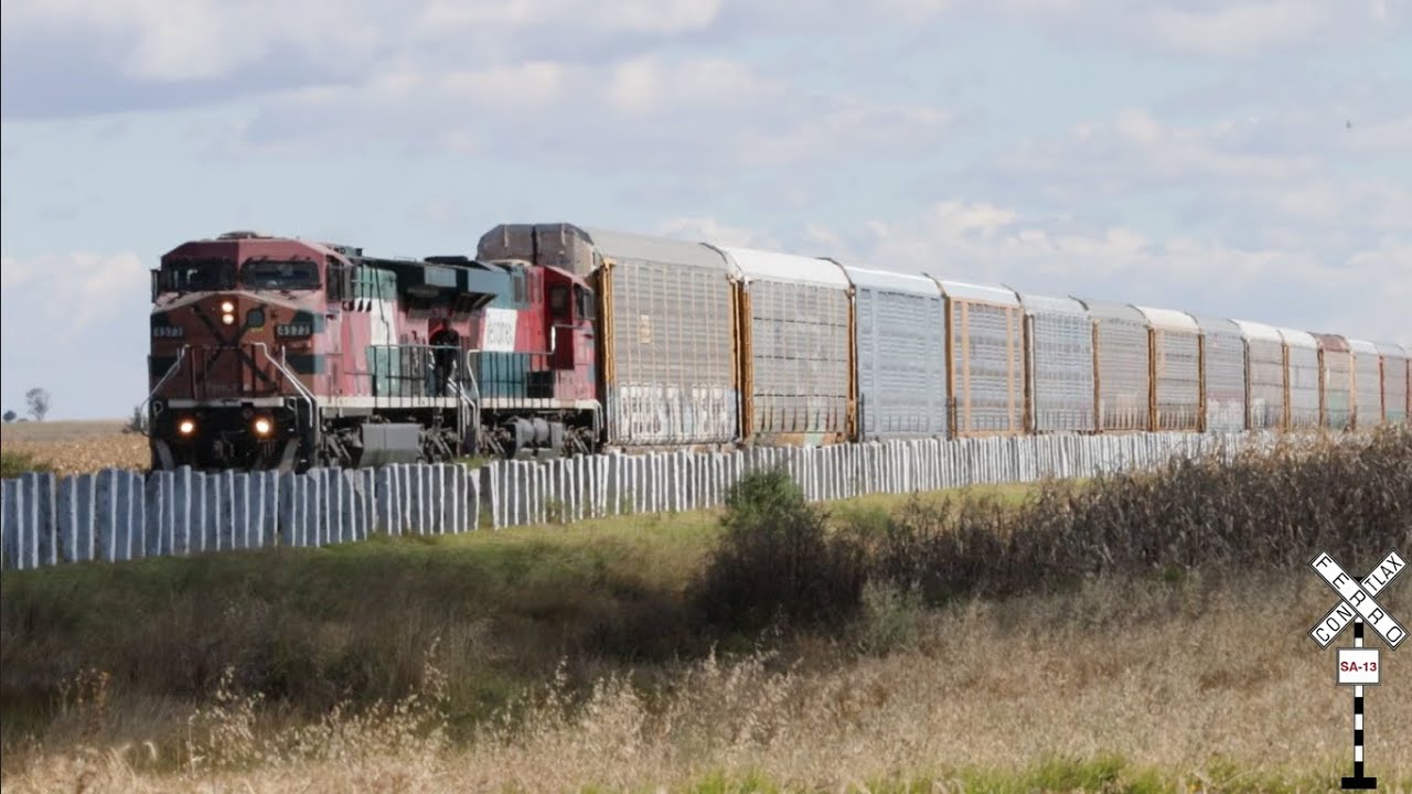 Dos FXE´s #4573 y #4639 llevando más de setenta Auto-Rack's rumbo al ...