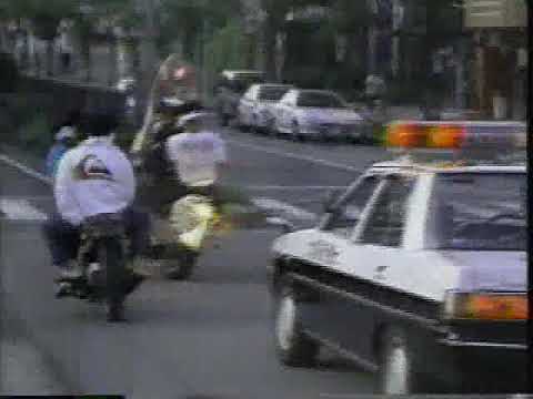 暴走族に囲まれたテレビ局取材班車両の救出に向かう大阪府警パトカー 90年代映像 Youtube 暴走族に囲まれたテレビ局取材班車両の救出に向かう大阪府警パトカー 90年代映像 Youtube
