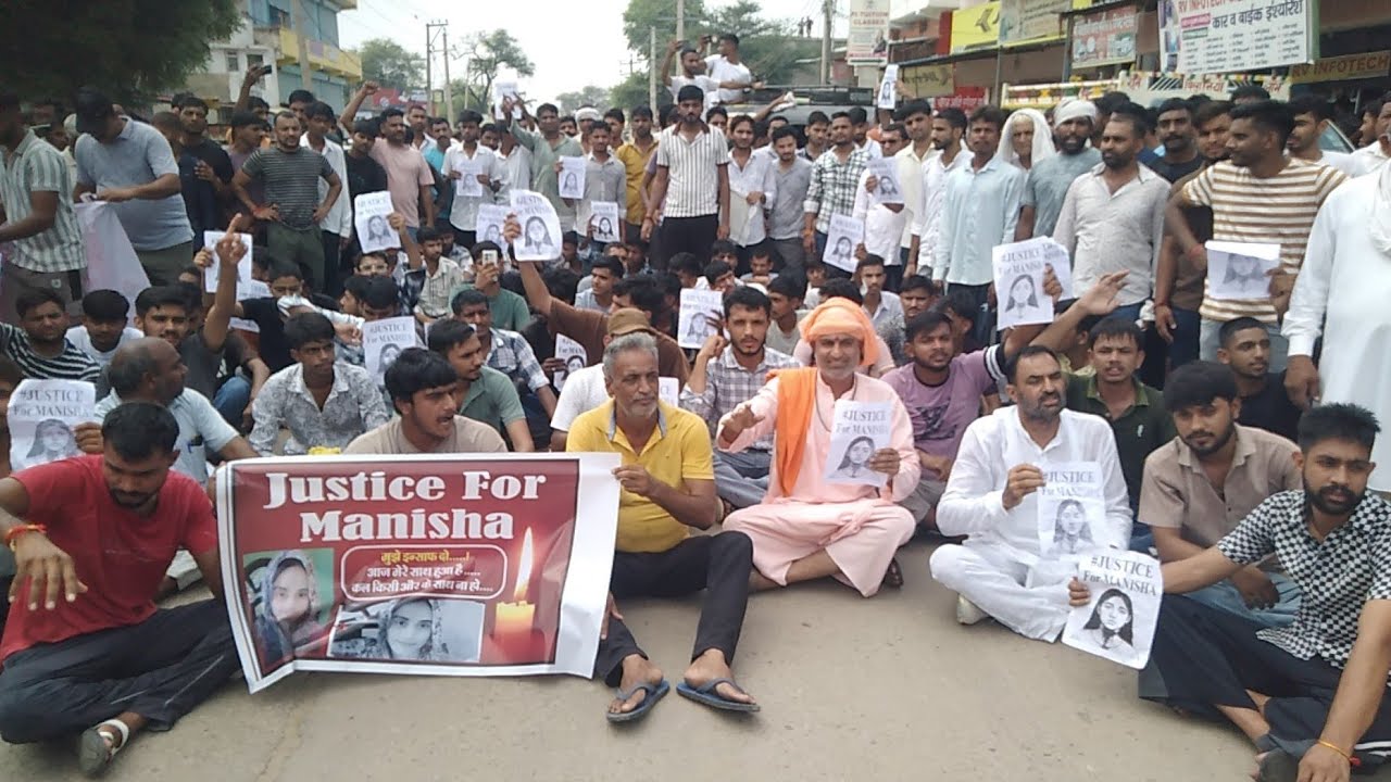 सतनाली में मनीषा हत्याकांड को लेकर लोगों ने किया रोष प्रदर्शन।