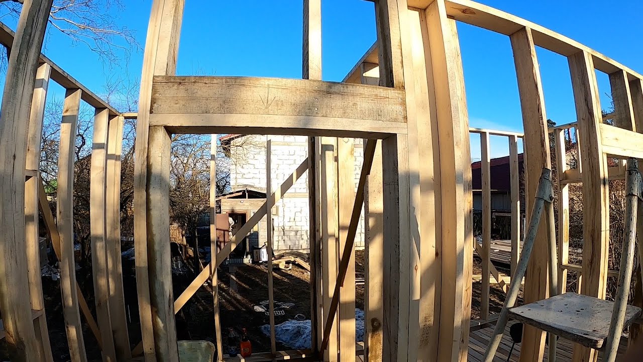 Доделали двери, окна, врезали укосину на внутренней стене ...