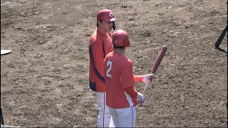 打撃ゲージの後ろで話し込む田中広輔と長野久義