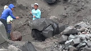 Singkirkan Beberapa Batu Hitam untuk Mendapatkan Pasir 
