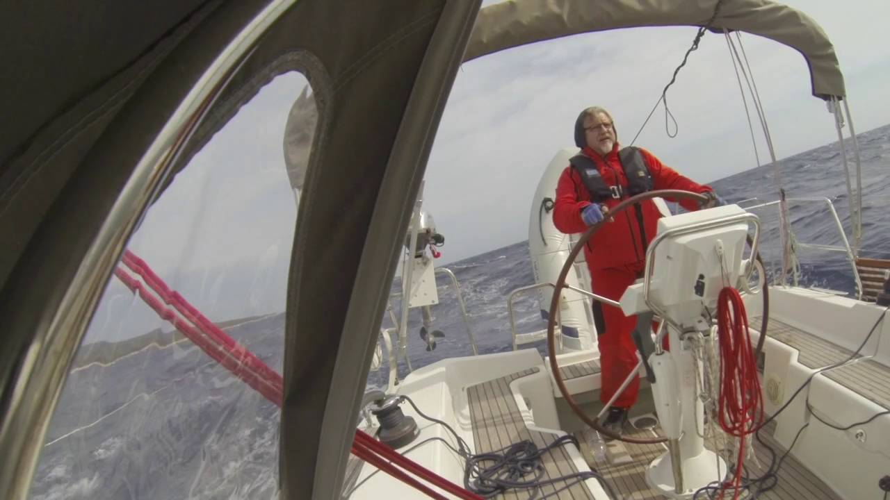Yacht bei Starkwind, Beiboot bleibt fest am Heck