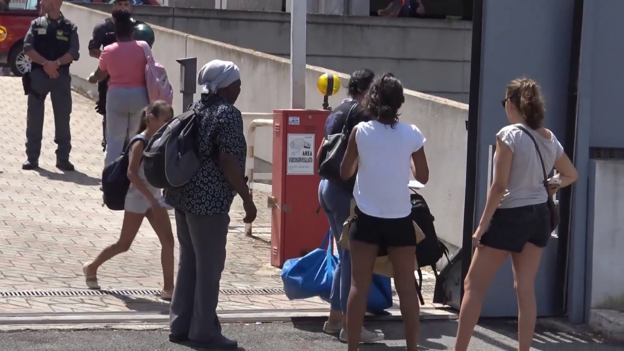 Roma, sgomberata palazzina abusiva a Cinecittà