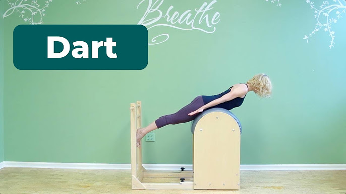 Fotografia do Stock: Young Girl doing exercises on ladder barrel