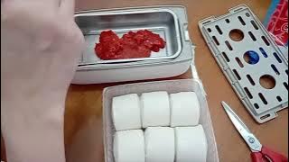 Heating up mantou and chilli sauce using the electric lunch box