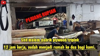 SUASANA kerja shift malam bagian rotary pabrik plywood/Triplek