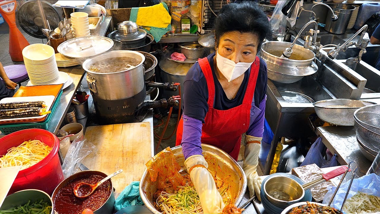 역대급 푸짐한 시장 쫄면과 냉면? 쉴틈없이 만드는! 줄서서 먹는 달인 국수 #shorts - Korean Market Noodle Master - korean street food