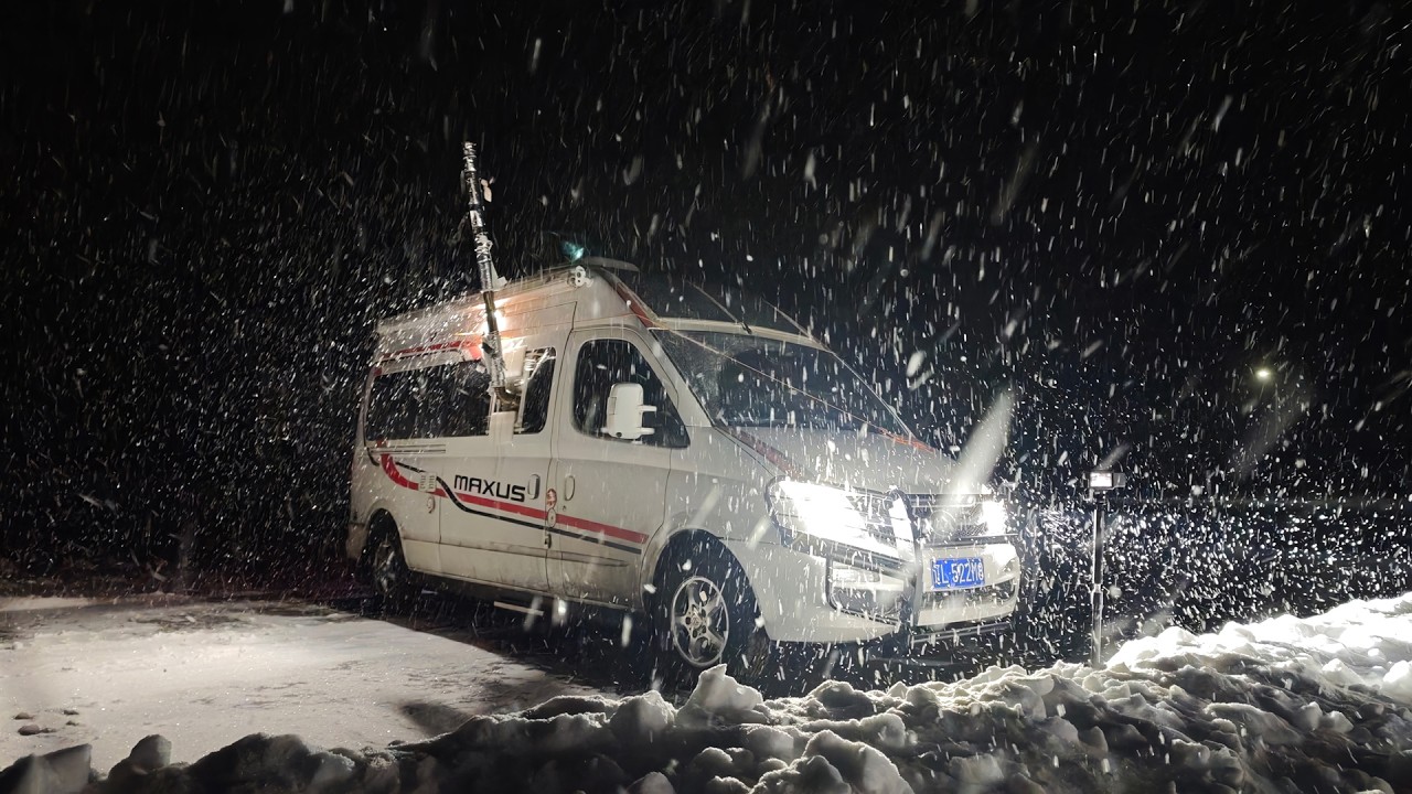 暴风雪来袭，我被困难在末日安全车里，烤火生存欣赏这美丽的夜晚！【漠生铁铁】