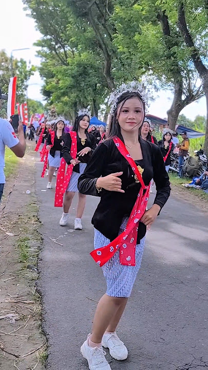 carnival dance in beautiful Javanese kebaya costumes!! dance carnival