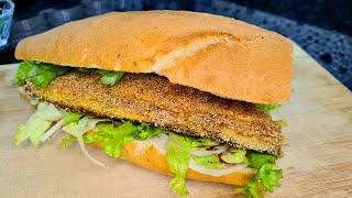 Турецкая уличная еда из рыбы, рыба в хлебе с салатом!