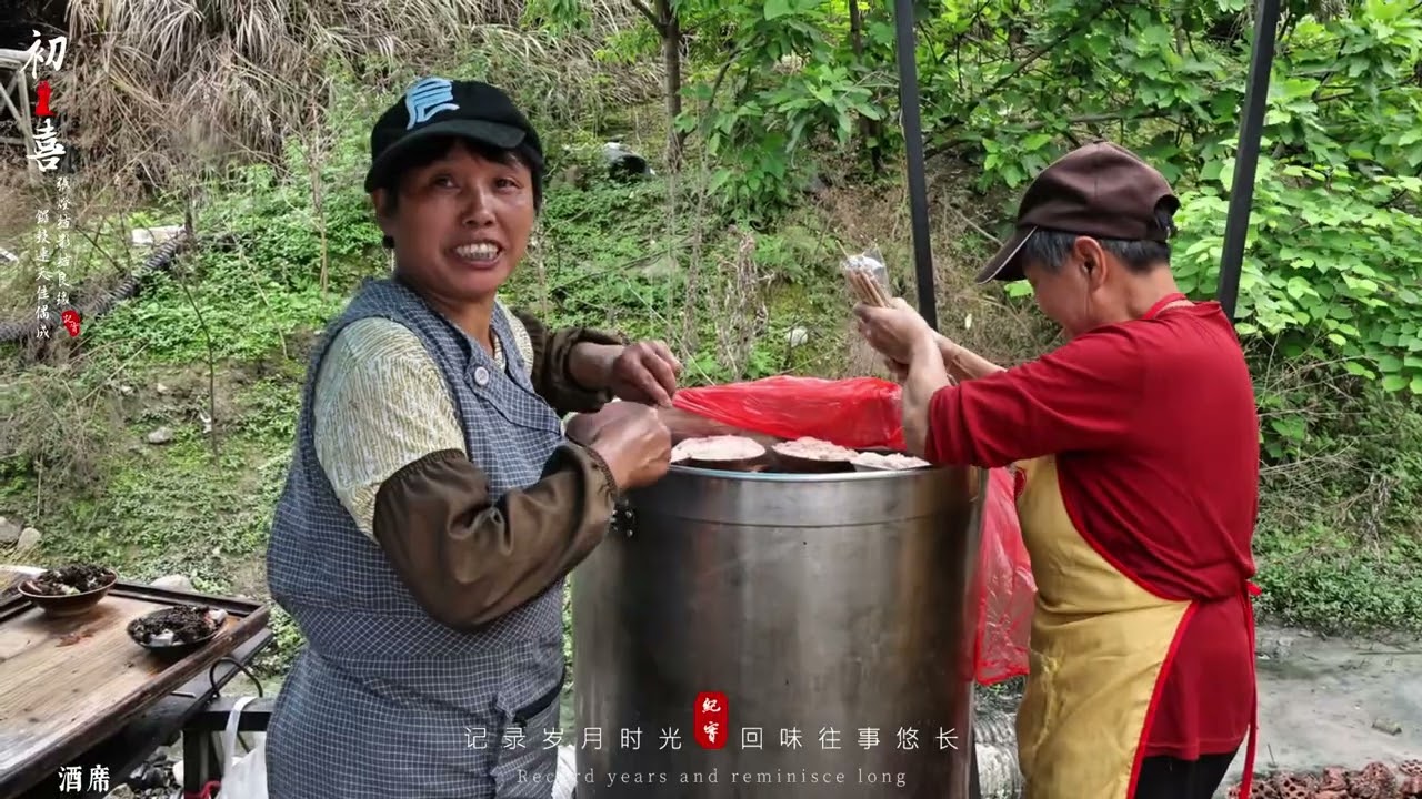 红绸轻启，礼乐和鸣 过礼先生步步为“礼”，手托聘书、酒肉、锦衣，踏过青石巷，将岁月沉淀的诚意送至女方家门。堂前礼部先生高唱吉时，一纸婚约，两姓联姻，三书六礼皆成诗，石阡婚仪，每一步都是传承！#地方风