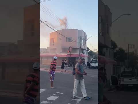 Vídeo - Moradores tentam conter incêndio em Espetinho nos Três Barras em Linhares.