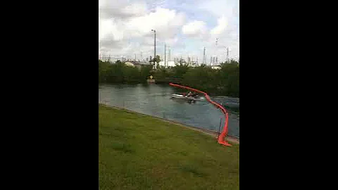 Spill boat boom jumping