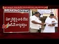 TRS activists attack Cong. MLA Chinna Reddy, at Pebbair