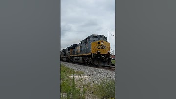 CSX Engineer gives Awesome Hornshow!
