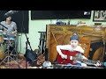 Репетиция музыкантов: супер-барабанщик и дети играют на электрогитаре