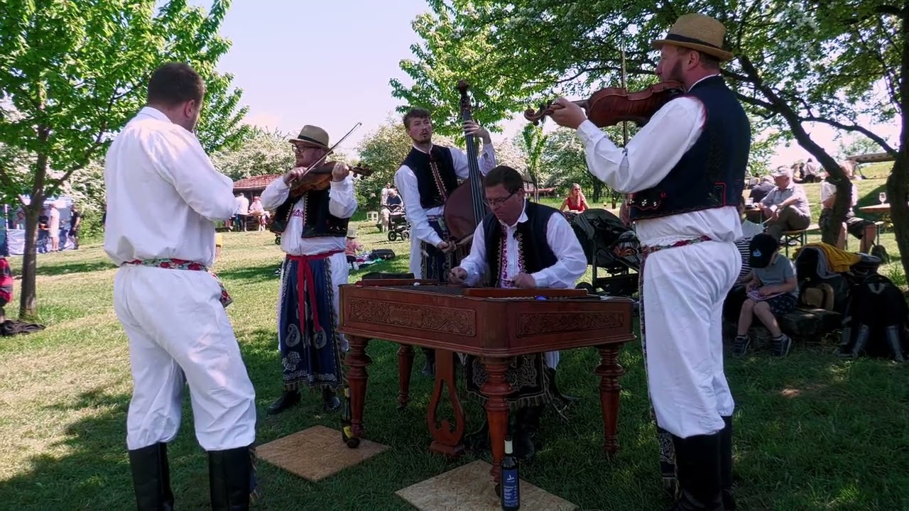 Cimbálová muzika Ohnica. Skanzen Rochus 1.5.2025, akce Stavění máje a otevírání pastvin.
