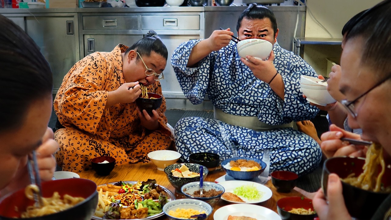 Еда для ГИГАНТОВ! Повседневная жизнь в сумо-стабле